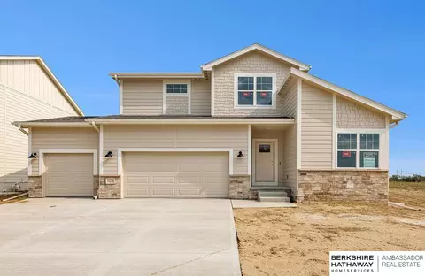 18462 Palisades Dr, Omaha, NE 68136