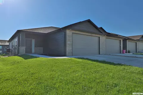 312 Half Moon Dr, Lincoln, NE 68527