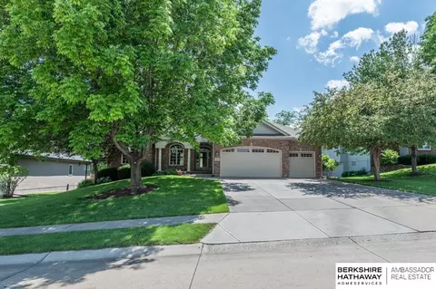 907 Rawhide Rd, Papillion, NE 68046