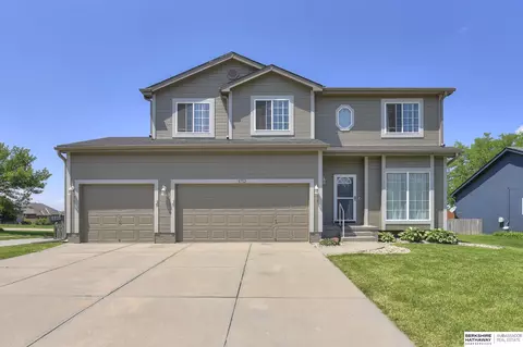 1712 Walnut Creek Dr, Papillion, NE 68046
