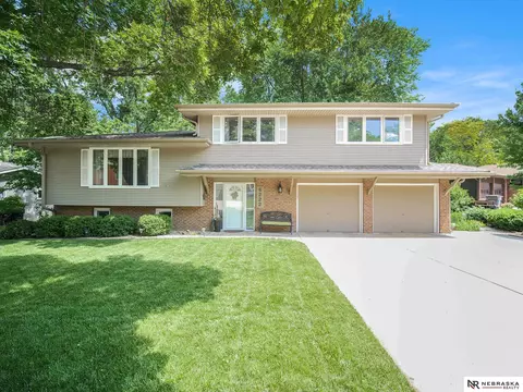 6222 Oakridge Dr, Lincoln, NE 68516