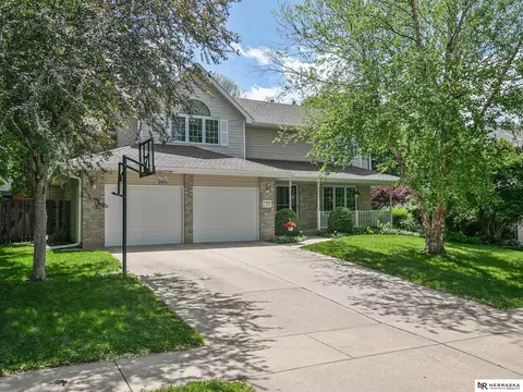 7425 Karl Dr, Lincoln, NE 68516