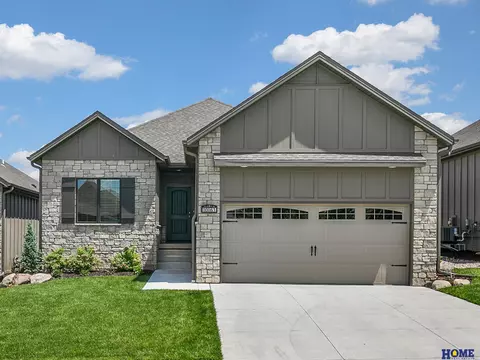 10163 Edgewater Ln, Lincoln, NE 68527