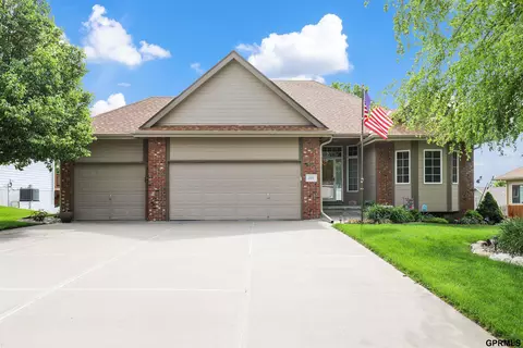 121 Castle Pine Dr, Papillion, NE 68133