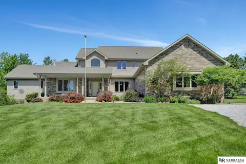 5050 Bridle Ln, Lincoln, NE 68516