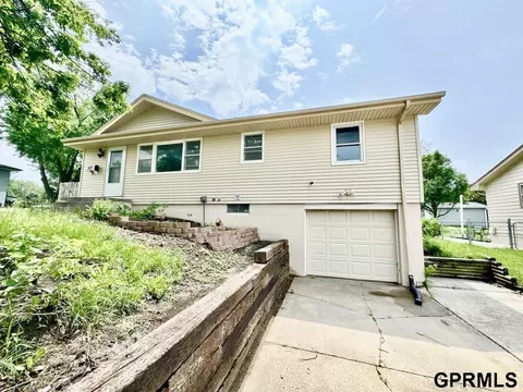 307 Hogan Dr, Papillion, NE 68046
