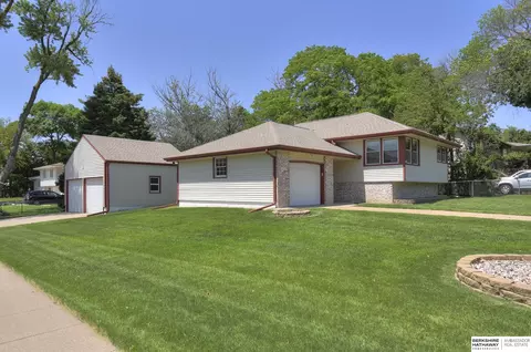 7408 Sun Valley Dr, Omaha, NE 68157