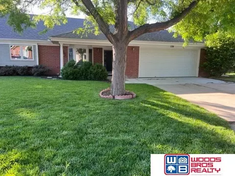 3240 Jamestown Rd, Lincoln, NE 68516