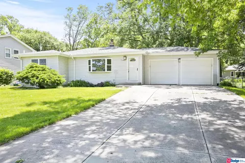 10937 Prairie Hills Dr, Omaha, NE 68144