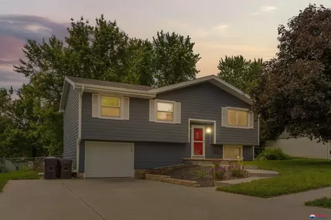 707 E 4th St, Hickman, NE 68372