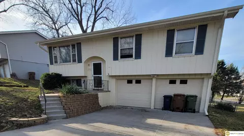 2901 Janan Dr, Bellevue, NE 68005
