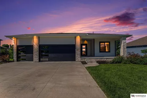 5157 Clearwater Dr, Papillion, NE 68133