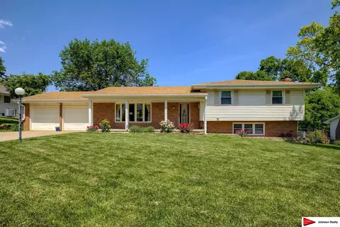 9806 Charles St, Omaha, NE 68114