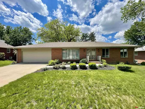 511 Sycamore Dr, Lincoln, NE 68510