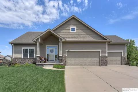 1360 Hardwood Dr, Papillion, NE 68046