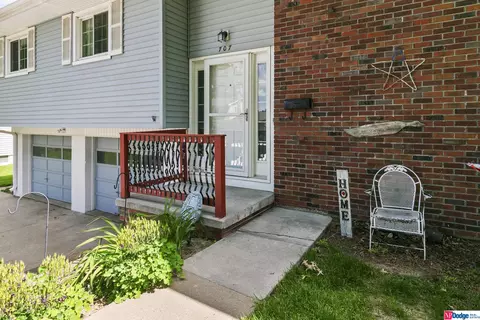 707 Crest Dr, Papillion, NE 68046