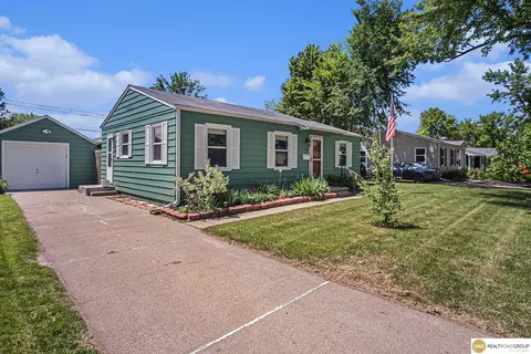 822 N 77th Ave, Omaha, NE 68114