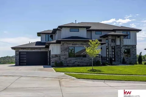 9857 S 97 Avenue Cir, Papillion, NE 68046