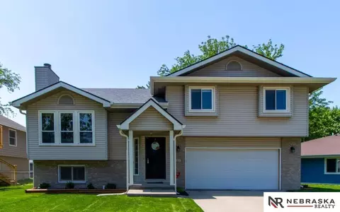 911 Manchester Dr, Lincoln, NE 68528