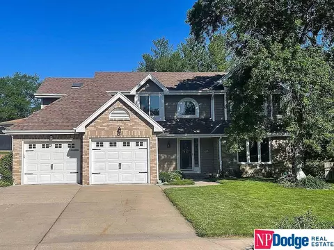 824 Lexington Ln, Papillion, NE 68046