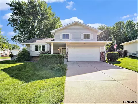 6300 Briar Rosa Dr, Lincoln, NE 68516