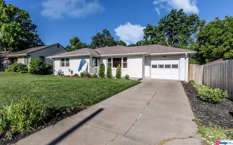 2431 S 38th St, Lincoln, NE 68506