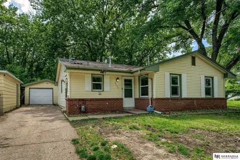 3033 NW 52nd St, Lincoln, NE 68524