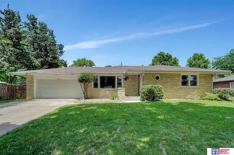 5930 Sumner St, Lincoln, NE 68506