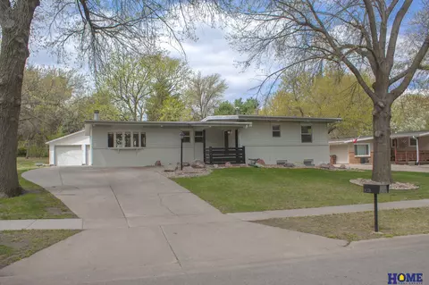 6021 Meadowbrook Ln, Lincoln, NE 68510