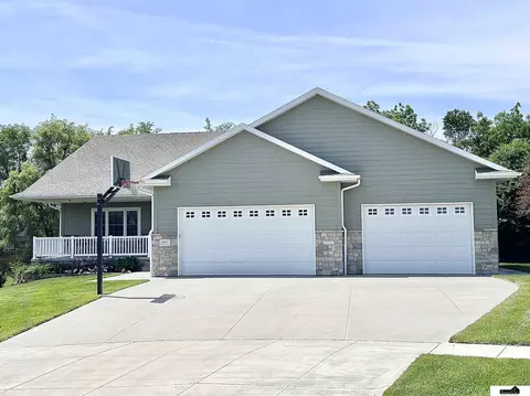 8145 Windmill Dr, Lincoln, NE 68507