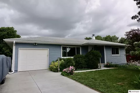 912 Pawnee Dr, Gretna, NE 68028