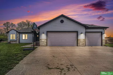 802 Westridge Cir, Louisville, NE 68037
