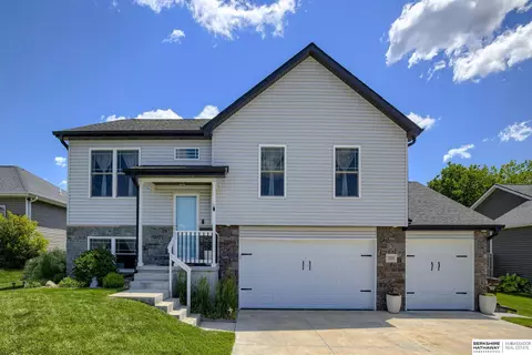 1008 Birchwood Dr, Hickman, NE 68372