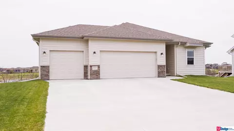 10105 S 108 Ave, Papillion, NE 68046