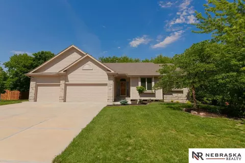 1208 Macarthur Dr, Papillion, NE 68046