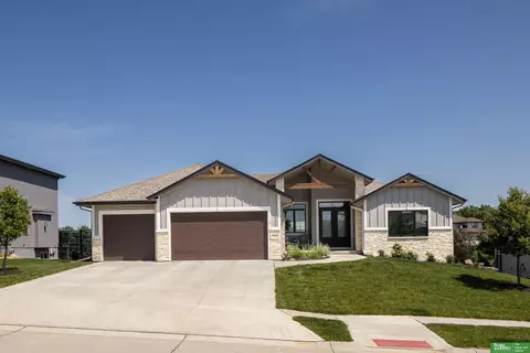7802 Von St, Papillion, NE 68046
