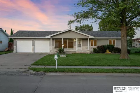609 Apache Dr, Gretna, NE 68028