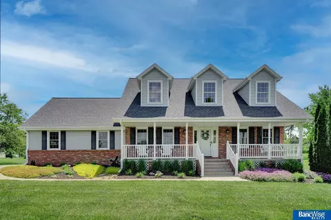 8333 Dunrovin Rd, Lincoln, NE 68516