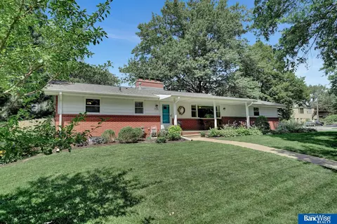 1705 Skyline Dr, Lincoln, NE 68506