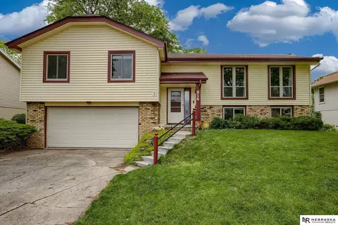 814 Driftwood Dr, Papillion, NE 68046