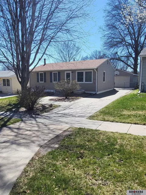 6921 Orchard St, Lincoln, NE 68505