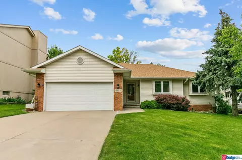 6722 N 104 St, Omaha, NE 68122