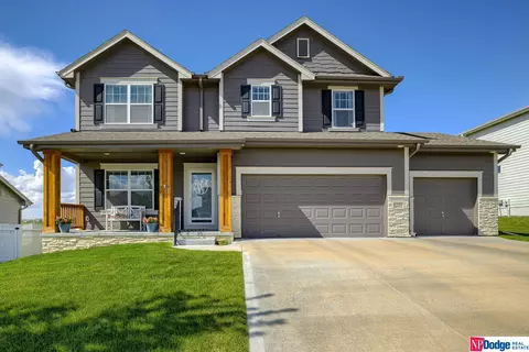 11032 Superior Dr, Papillion, NE 68046