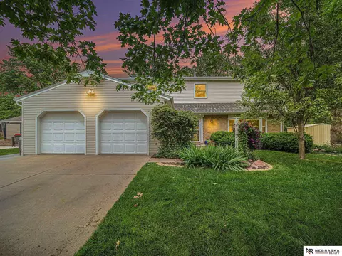 520 Hazelwood Dr, Lincoln, NE 68510