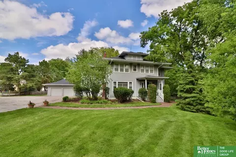 920 Cedardale Rd, Papillion, NE 68046