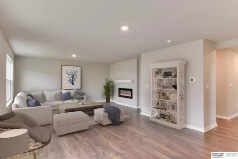 4434 Leawood Dr, Bellevue, NE 68123