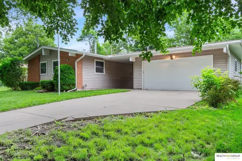 8608 Templeton Dr, Omaha, NE 68134