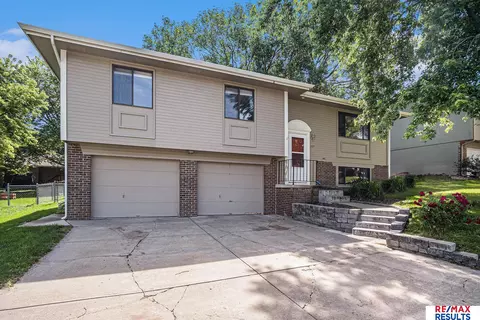 307 Pioneer Rd, Papillion, NE 68046