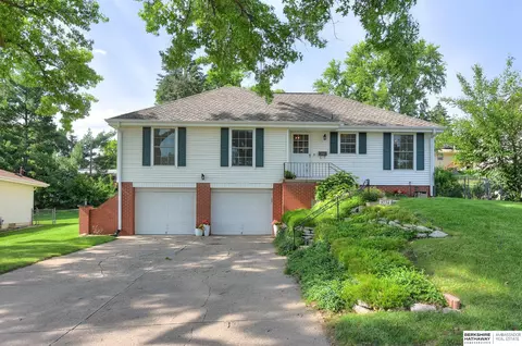 9734 Erskine St, Omaha, NE 68134