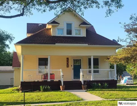 320 E 1st St, Hickman, NE 68372